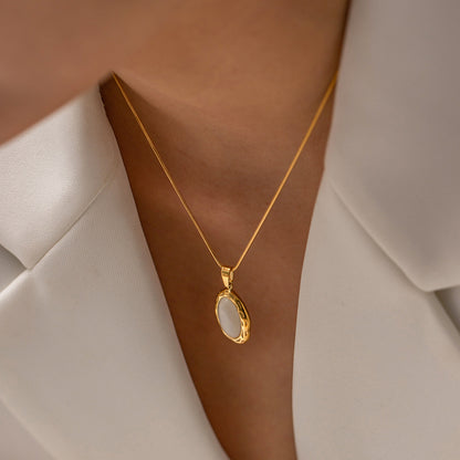 Oval Shap Necklace with White Gem